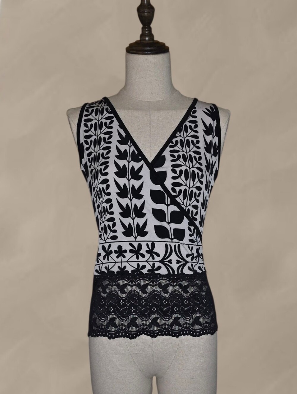 Vintage Express Y2k Black White V-Neck Fitted Sleevless Top